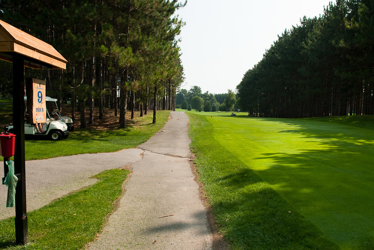 Book Online at Six Foot Bay Resort & Golf Club Lakefield, Golf